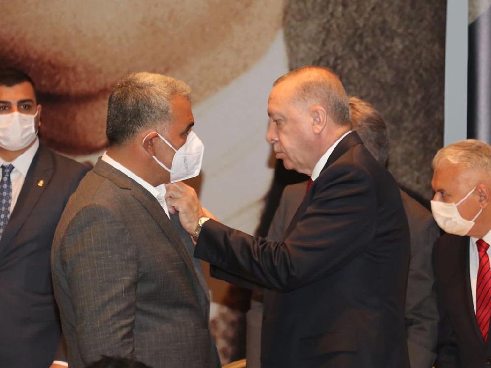 HDP'den istifa eden belediye başkanı AKP'ye katıldı, rozetini Erdoğan taktı