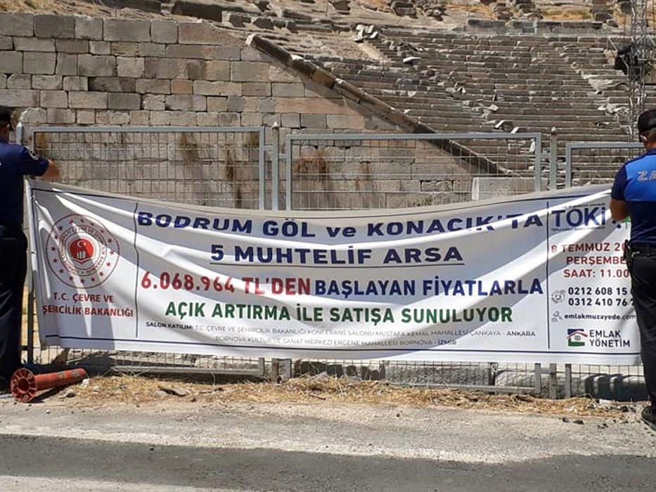 Bodrum’da kamu mallarının satış pankartlarını zabıta topladı