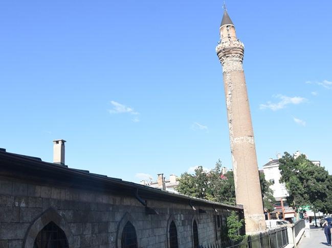 Tarihi Ulu Cami'nin eğik minaresinin zemini sağlam çıktı