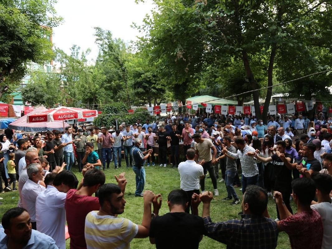 AKP milletvekili aday adayı 2 bin 500 kişiyle birlikte CHP'ye geçti