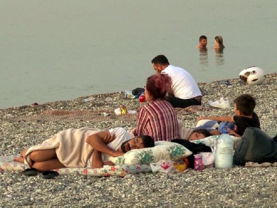Antalya'da sahiller açık hava oteline döndü