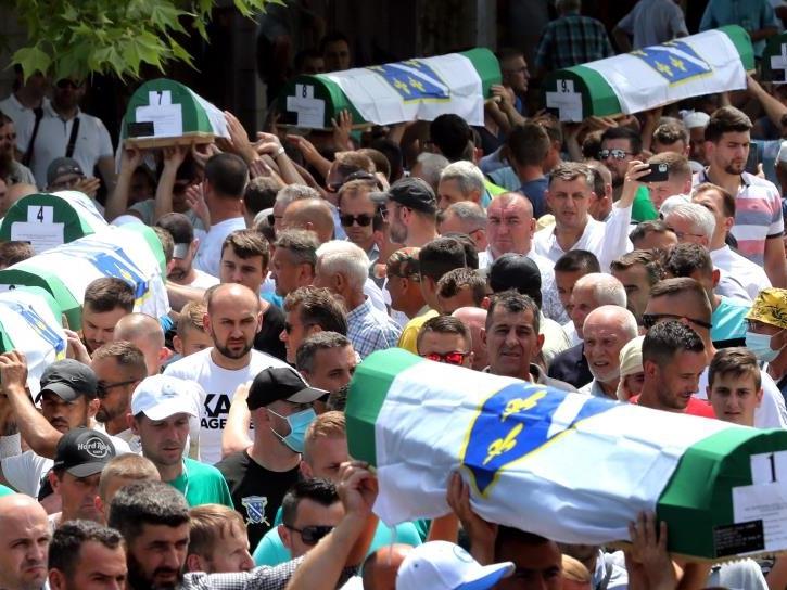 Srebrenitsa soykırımının 19 kurbanı daha toprağa verildi