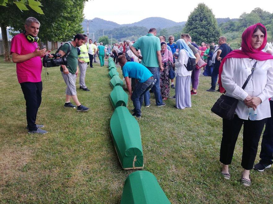 Srebrenitsa kurbanlarının tabutları anıt mezarlığa taşındı