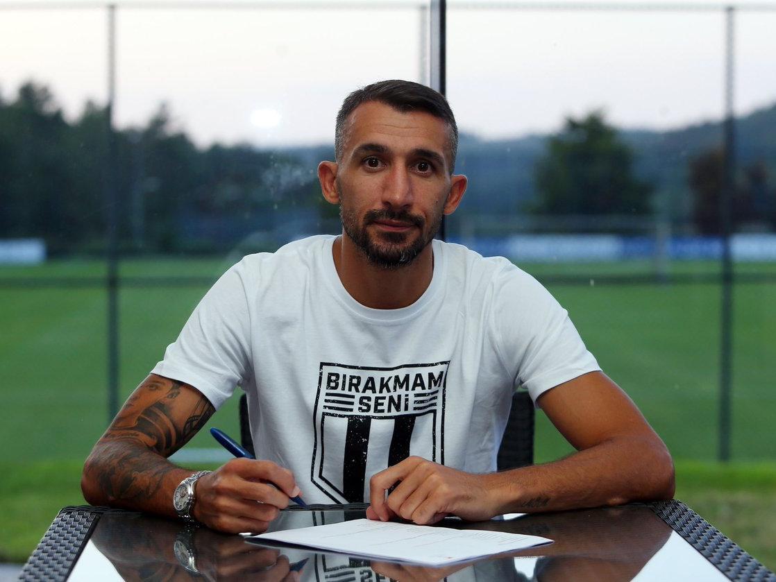 Beşiktaş, Mehmet Topal'a imzayı attırdı