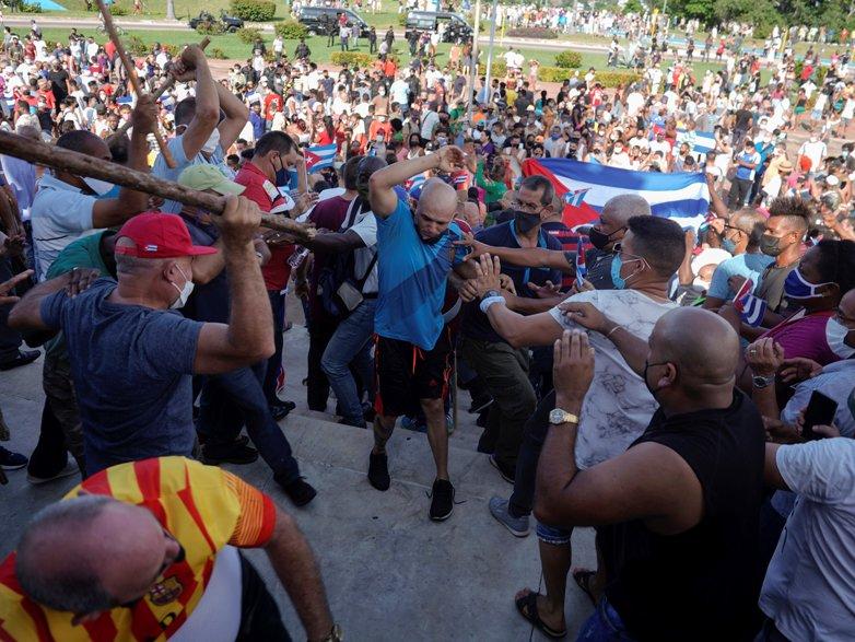 Küba'da halk ayakta: Tarihin en büyük hükümet karşıtı gösterisinde ülke karıştı