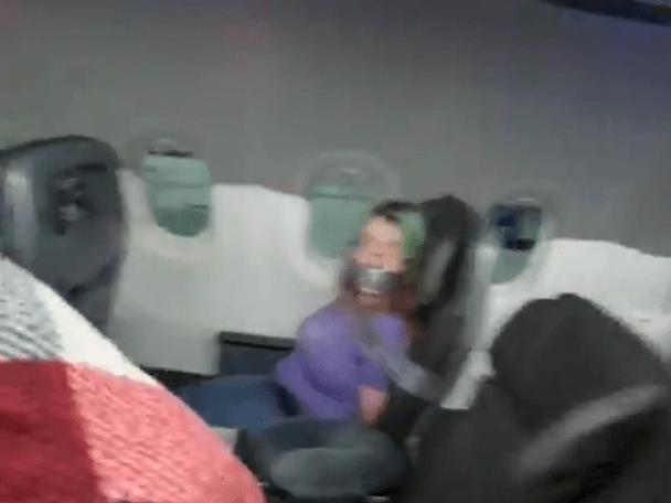 Uçuşun ortasında kapıyı açmaya çalışan kadını koltuğa bantladılar