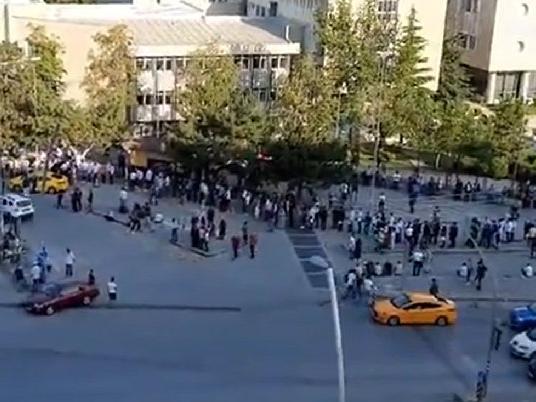 Gençler Ankara'da kuyruğa girdi
