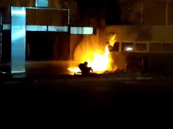 Fabrika önünde patlayan doğalgaz kutusu alev alev yandı
