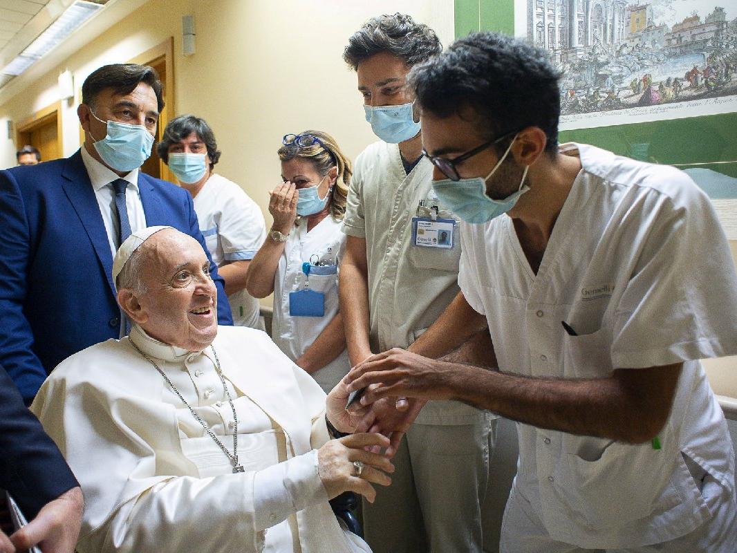 Papa Francis ameliyattan 11 gün sonra taburcu oldu