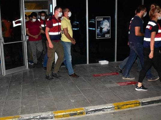 İzmir merkezli FETÖ operasyonunda 76 şüpheli tutuklandı