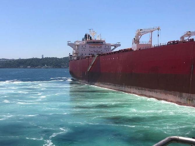 İstanbul Boğazı'nda tanker arızalandı