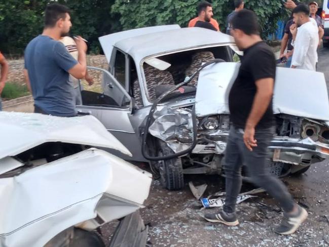 Adana'da feci kaza: İki otomobil kafa kafaya çarpıştı