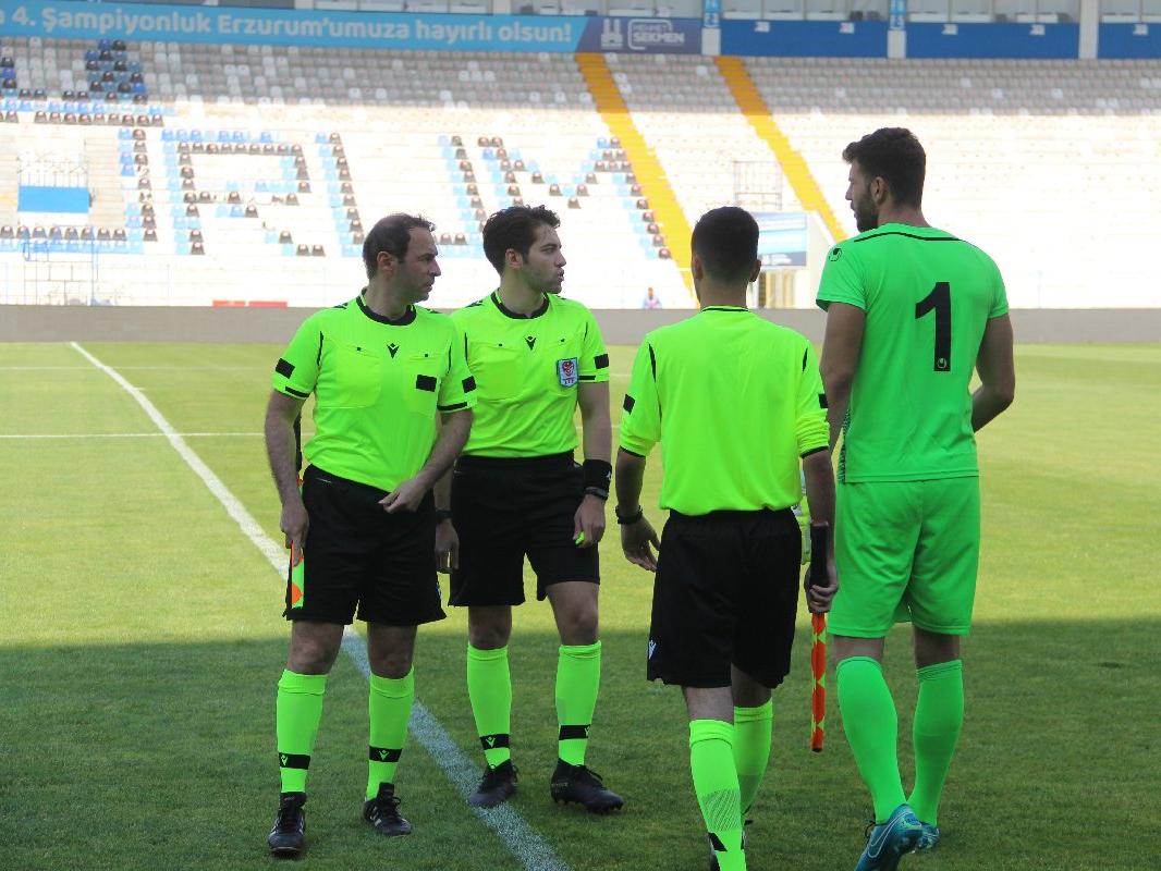 Erzurumspor-Antalyaspor maçında görülmemiş olay! Hakemler stadyumu karıştırdı