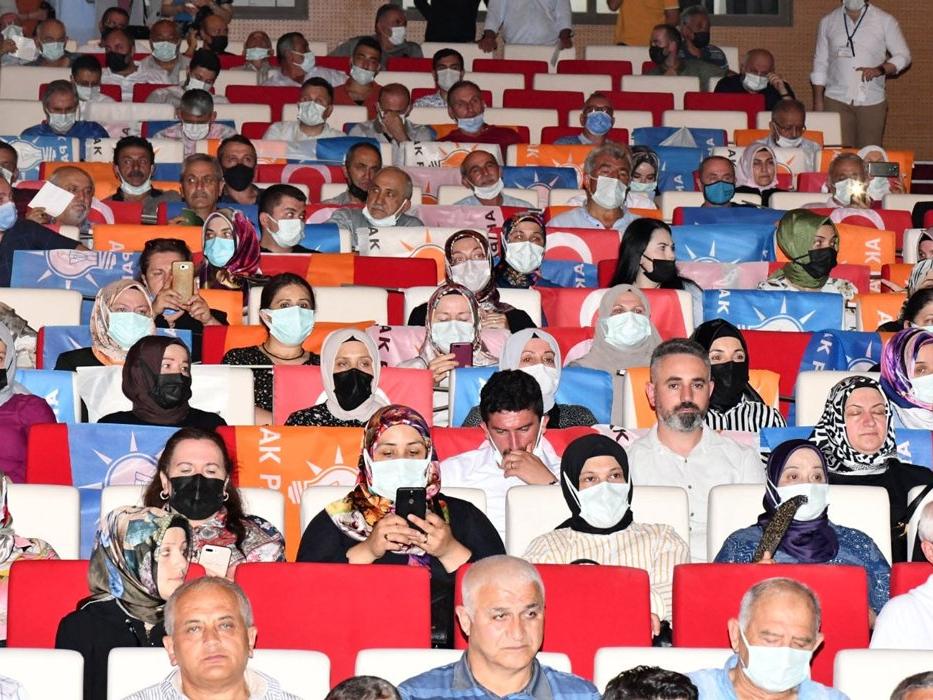 AKP'den bir skandal daha: Türk bayrağını koltuklara serdiler