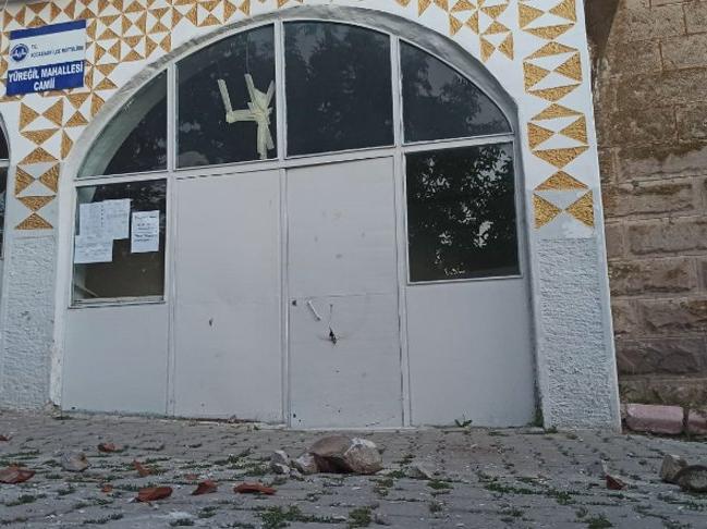 Depremde hasar gören cami ibadete kapatıldı