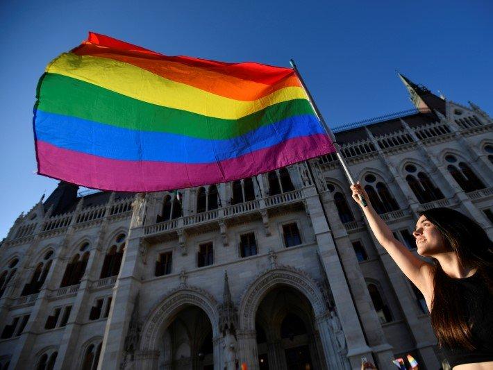 Macaristan LGBTİ haklarını referanduma götürüyor