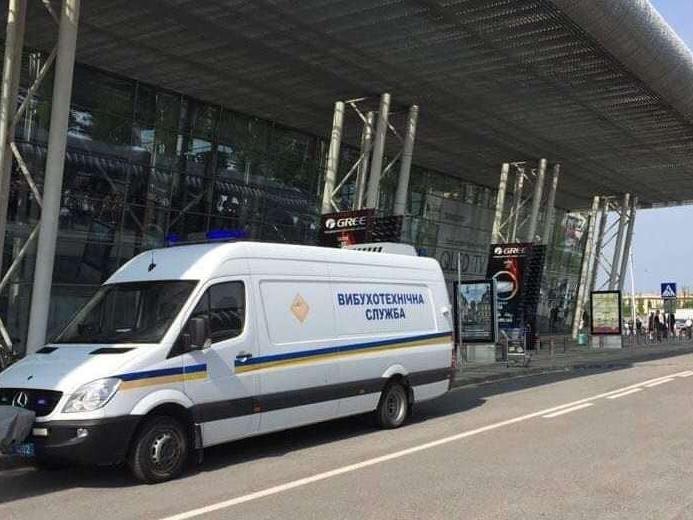 Ukrayna'da bomba paniği: Lviv Havalimanı tahliye edildi