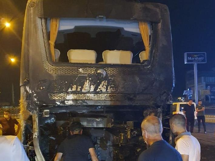 Yolcu otobüsü terminalden çikarken yandi