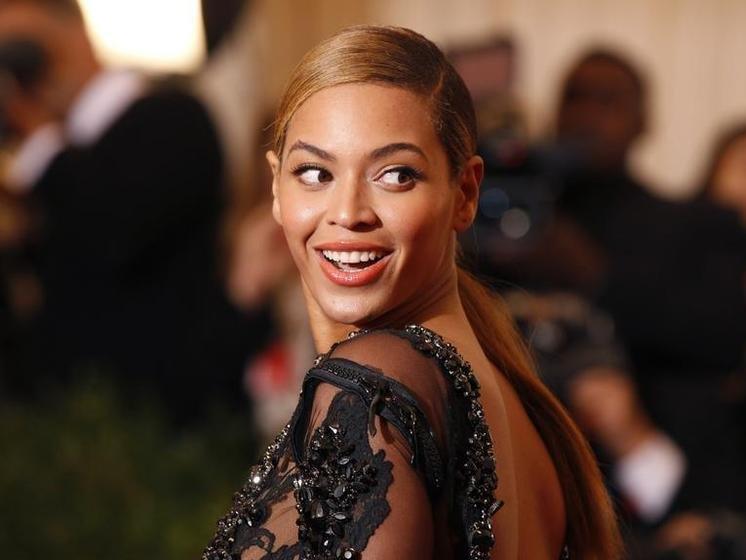 Beyoncé'nin yeni koleksiyonu için kocası Jay-Z poz verdi