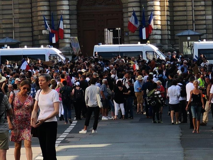 Paris'te aşı karşıtları sokaklara döküldü