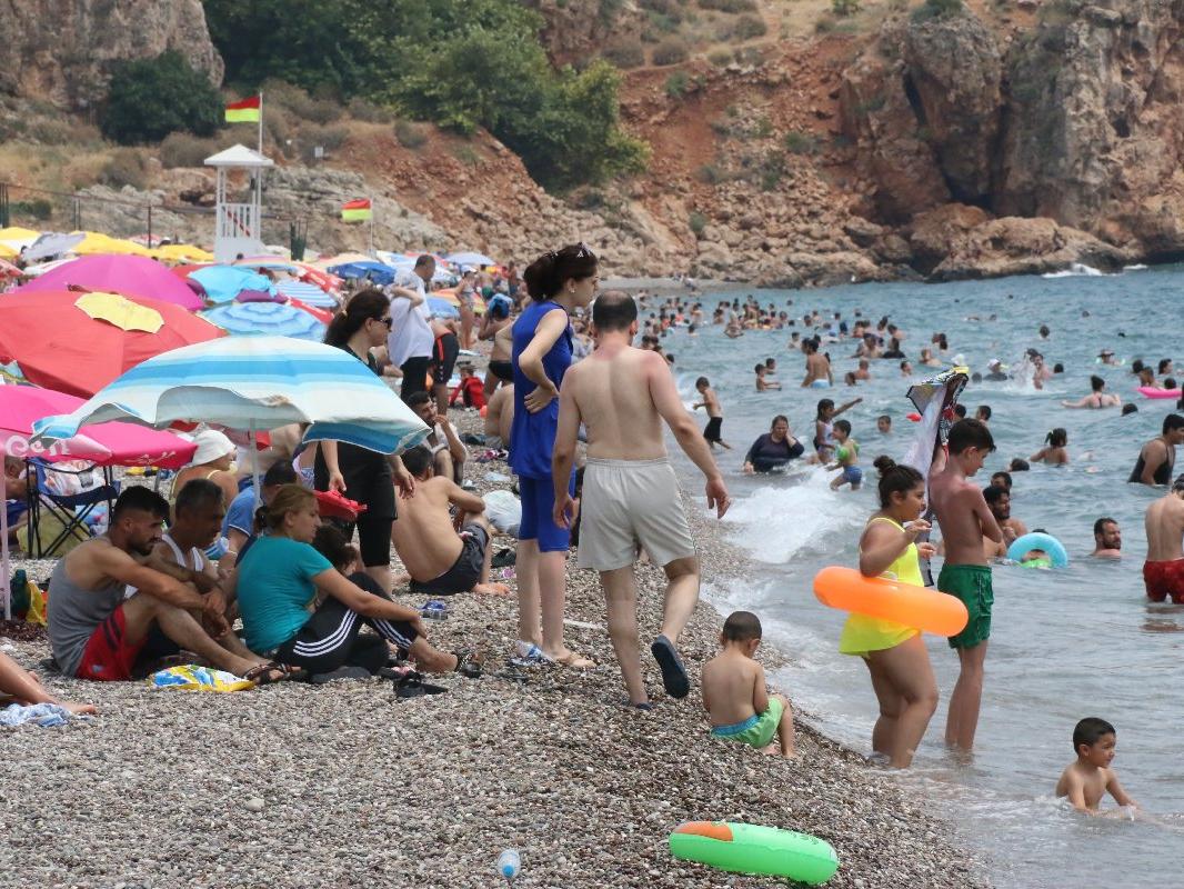 Dünyaca ünlü sahil doldu taştı, sosyal mesafe unutuldu