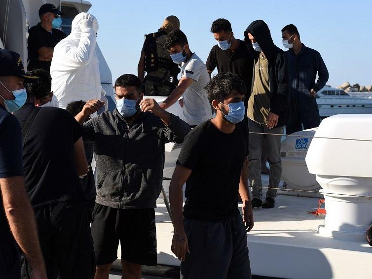 Girit açıklarında tekne battı, 9 göçmen kayıp