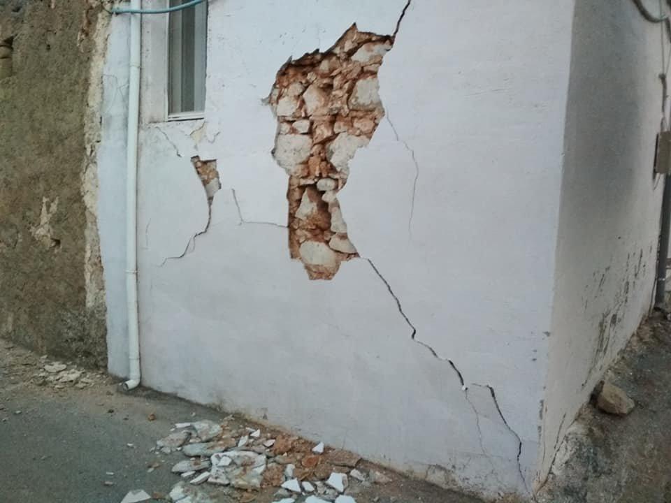 Girit'te korkutan deprem: Evler hasar gördü