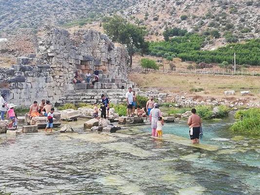 Tarihi antik kentte yüzmek için kilometrelerce yol geliyorlar
