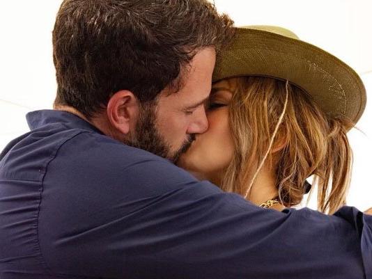 Jennifer Lopez, Ben Affleck ile aşkını resmen ilan etti