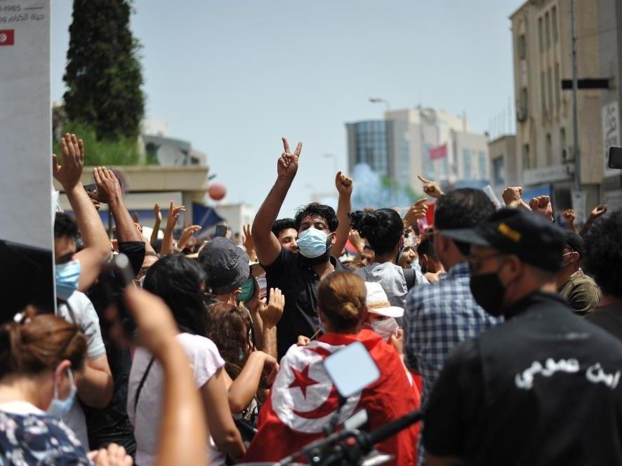 Tunus karıştı: Başbakan görevden alındı, parlamento feshedildi