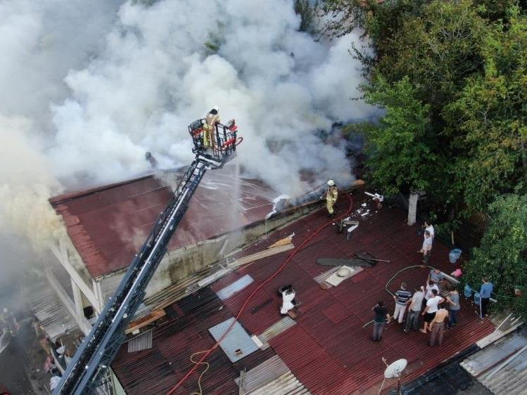 Üsküdar'da çatı katında yangın: Anne ve 2 çocuğu mahsur kaldı