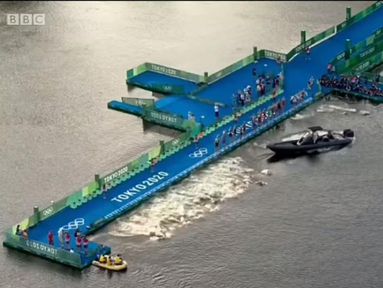 Tokyo Olimpiyatları triatlon yarışında 'tekne' kaosu!
