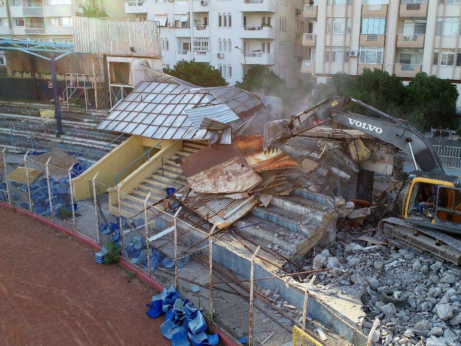 Tarihi Adana 5 Ocak Stadyumu’nda yıkım başladı