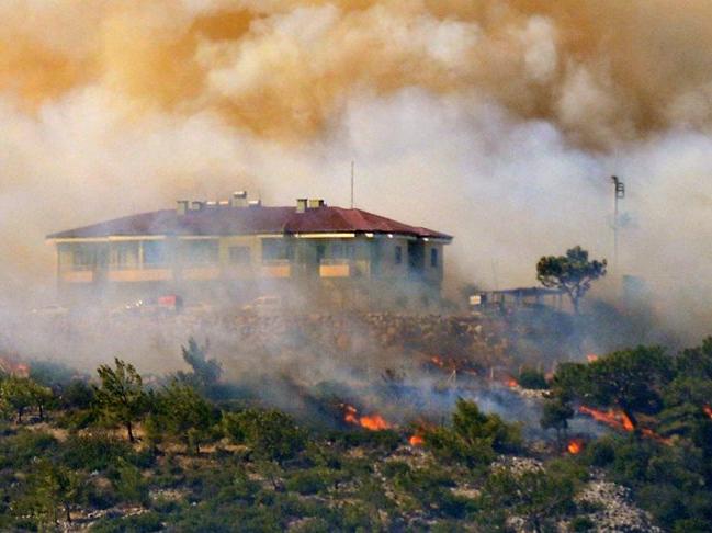 Mersin'de bir yangın daha! Mersin Antalya yolu ulaşıma kapatıldı