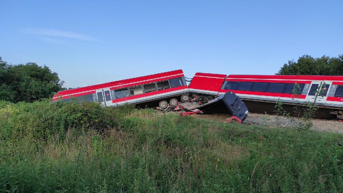Polonya'da tren kazası: Kırmızı ışıkta geçen kamyona çarptı