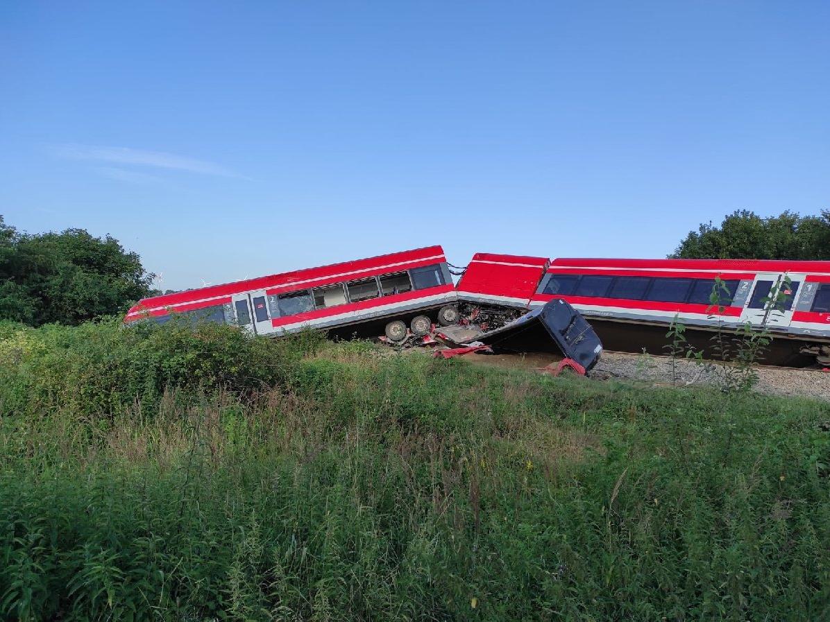 Polonya'da tren kazası: Kırmızı ışıkta geçen kamyona çarptı