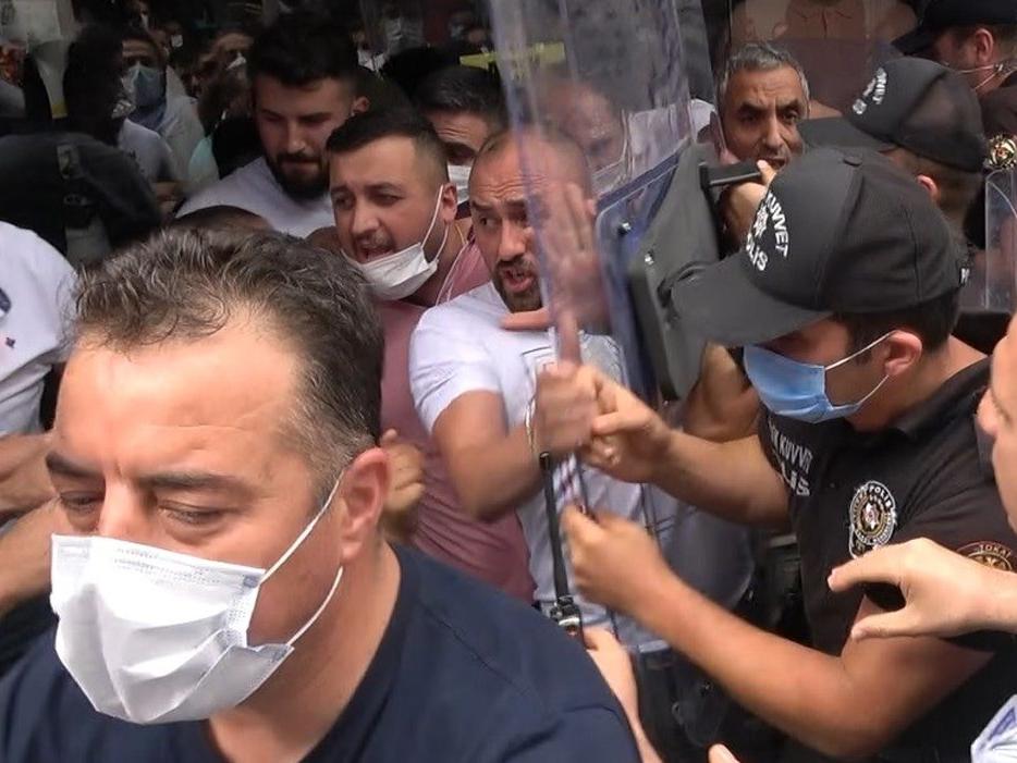 Sahte marka baskını yapan polisle esnaf arasında gerginlik: 5 gözaltı