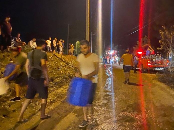Fethiye'de vatandaşlar da yangını söndürmeye koştu