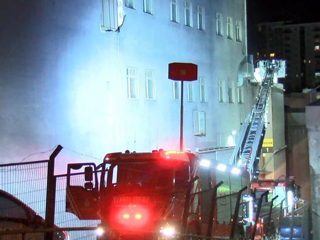 Başakşehir'de et restoranında yangın: 11 kişi dumandan etkilendi