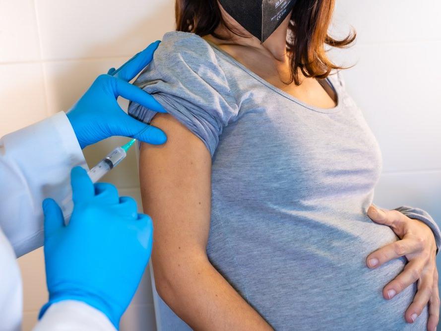 Uzmanlar, COVID aşısı yaptırmayan hamile kadınlar için endişeli