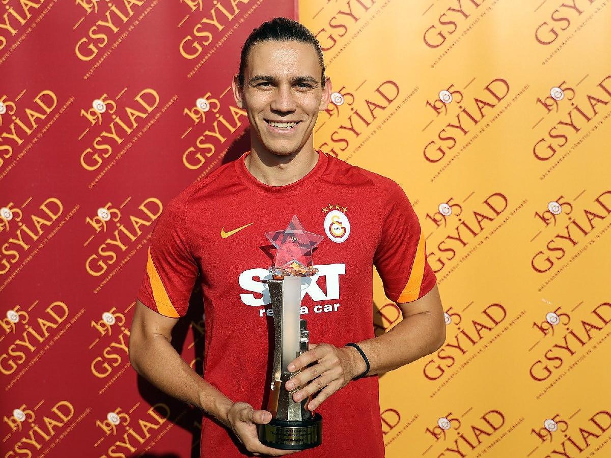 Galatasaray'da Taylan Antalyalı yılın sporcusu ödülünü aldı