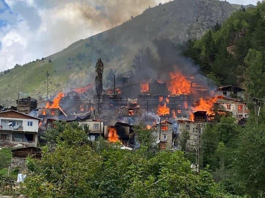 Artvin'de yangın kontrol altına alındı: 33 ev, 5 samanlık kül oldu