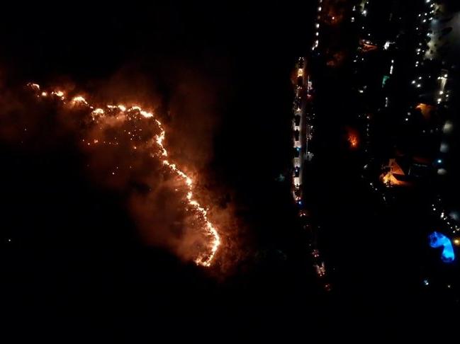 Marmaris'te yangın devam ediyor, karadan müdahale sürüyor