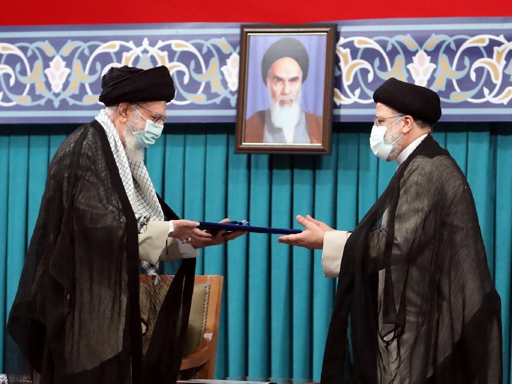 İran'da yeni Cumhurbaşkanı Reisi mazbatasını aldı