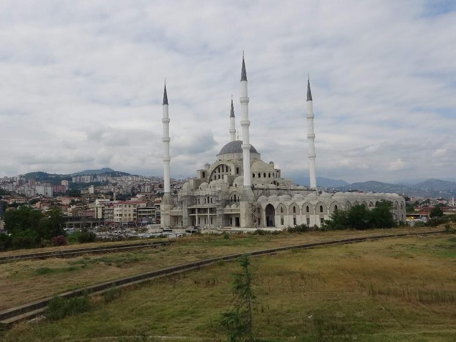 Doğu Karadeniz'in en büyük camisinin kaba inşaatı bitti