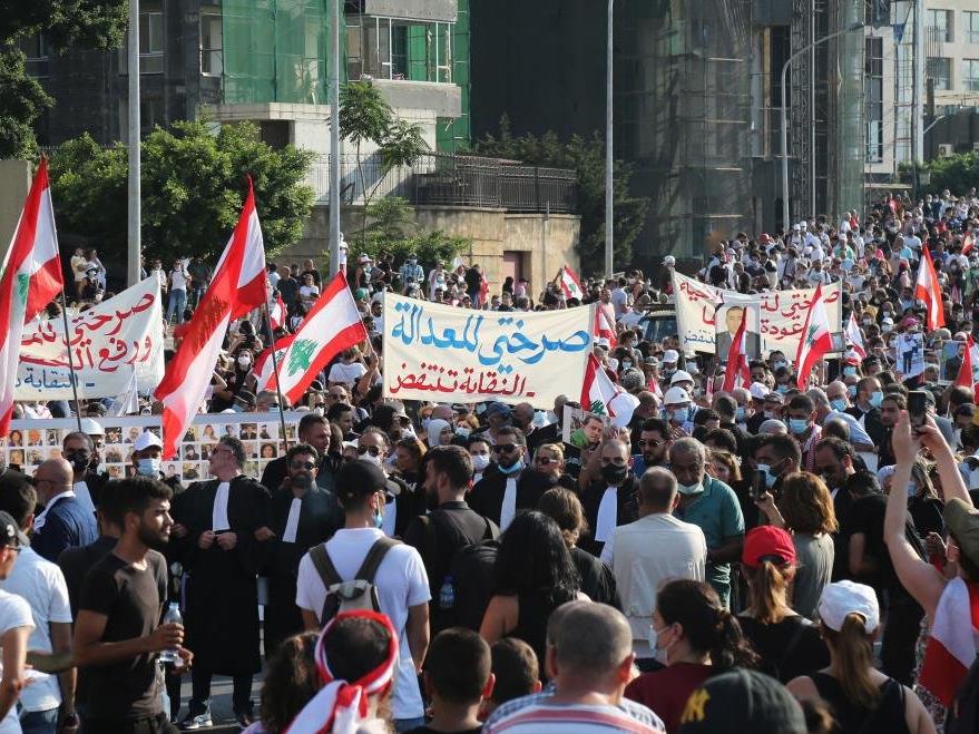 Beyrut’taki patlamanın yıldönümünde binlerce Lübnanlı sokaklara döküldü