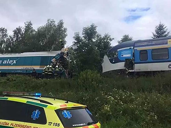 Çekya'da iki yolcu treni çarpıştı: Ölü ve yaralılar var