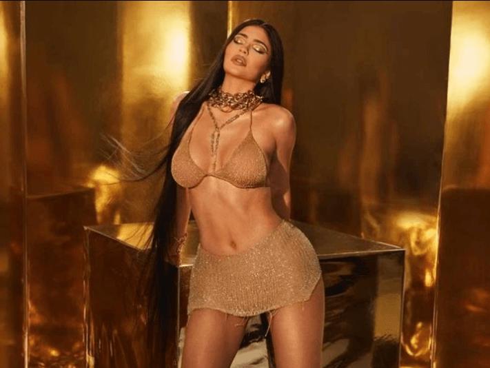 Kylie Jenner, altın görünümüyle sosyal medyada parlıyor
