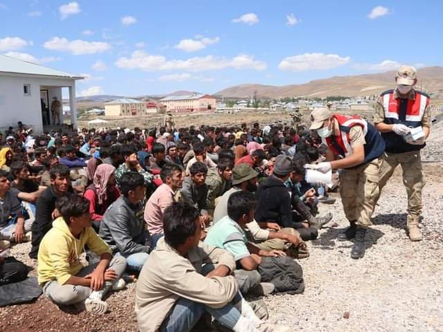 Van'da TIR'ın dorsesinde 300 kaçak göçmen yakalandı
