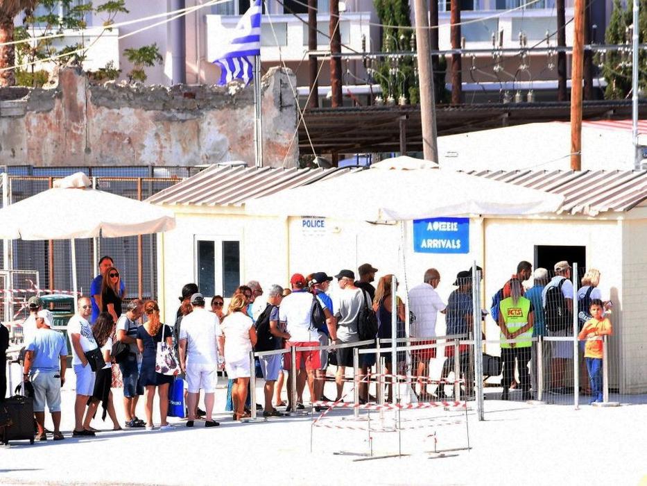 Yunanistan Türkiye’ye sınır kapılarını açtı